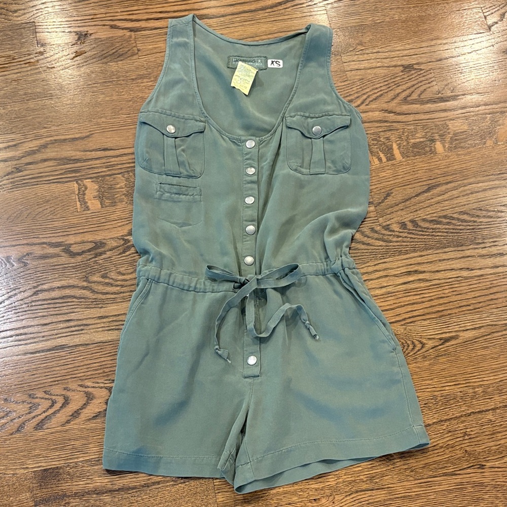 Da-Nang 100% silk Green Button-Front Sleeveless Romper, xS